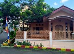 banner_di_pagar_hilang_dengan_awan_cerah
